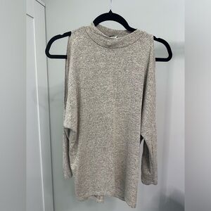 Shoulderless long sleeve top